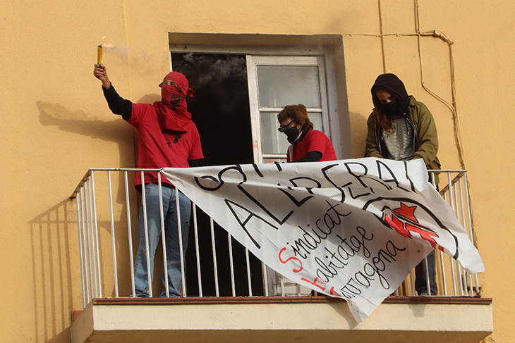 Ocupen un edifici d’Adif a Tarragona per reallotjar famílies sense recursos