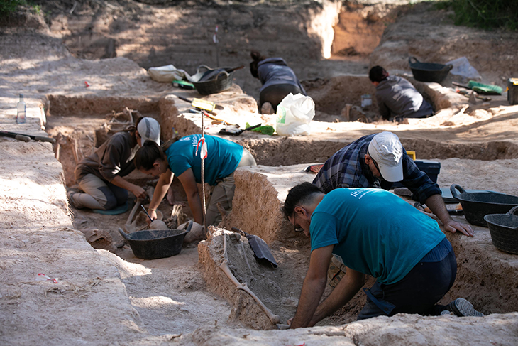 L’excavació a la fossa de l’ermita del Remei de Flix permet recuperar les restes òssies de 57 individus