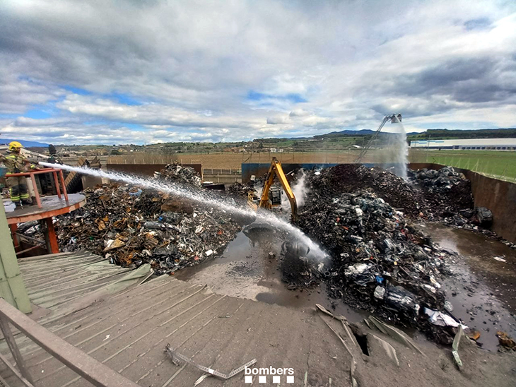 Controlat l’incendi en una empresa de reciclatge de Granollers