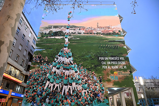 El mural del Pilar de 9 amb folre, manilles i puntals dels Castellers de Vilafranca ja llueix a la paret lateral del CAP Alt Penedès