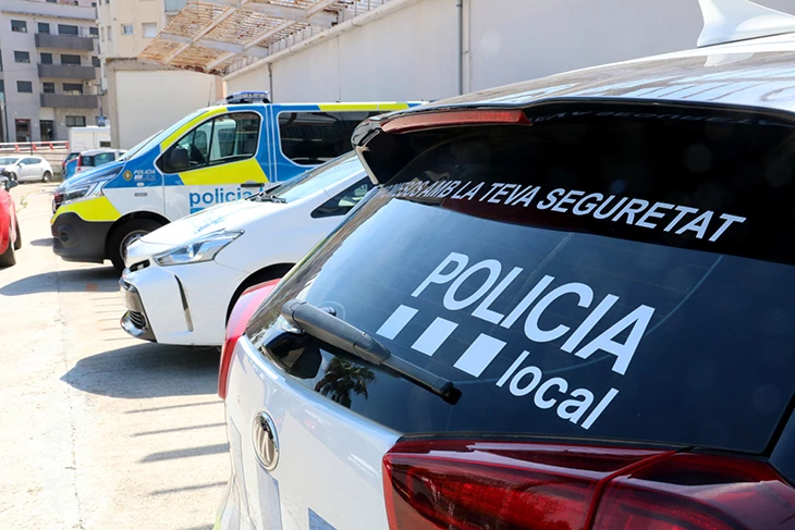 La Policia Local de Palafrugell denuncia sis joves per llençar petards i bengales de “forma temerària” en ple centre
