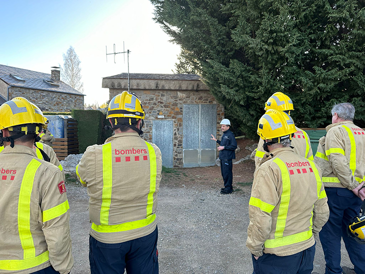 Bombers voluntaris participen en sessions tècniques sobre riscos elèctrics a la Cerdanya