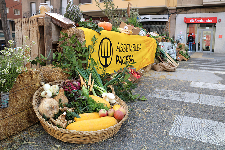 Productors i ciutadans crítics al model alimentari actual reivindiquen una pagesia autònoma en un ‘gastrotall’ a Lleida