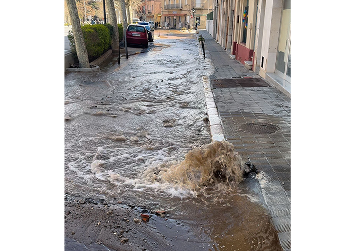 Una averia a la canonada general de Portbou provoca una gran fuita d’aigua i deixa sense subministrament tot el poble