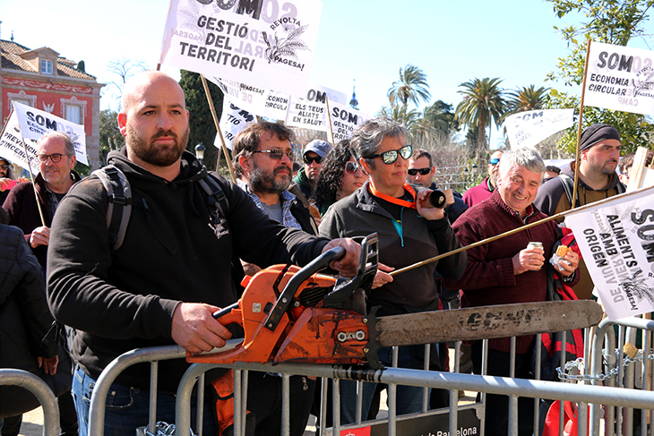La pagesia protesta a les portes del Parlament: “Que ens escoltin i deixin de criminalitzar-nos”