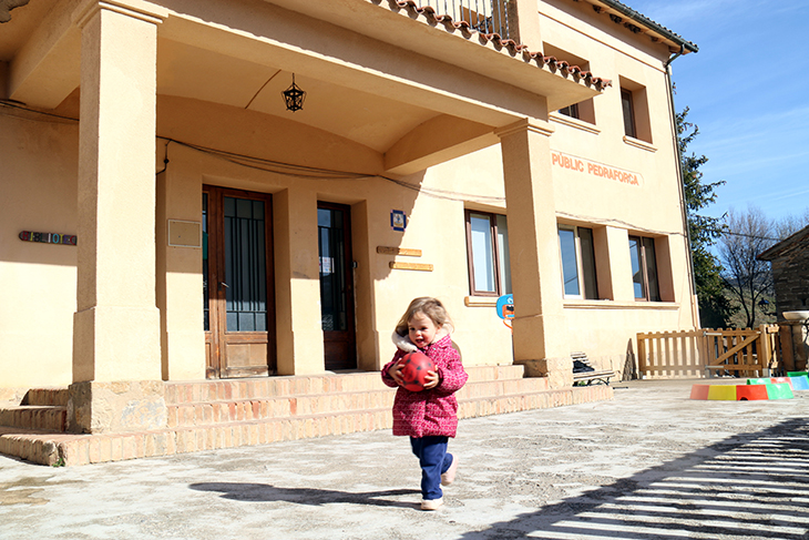 Saldes recupera l’escola després de catorze anys tancada: “El que volem els que vivim aquí és que el poble no mori”