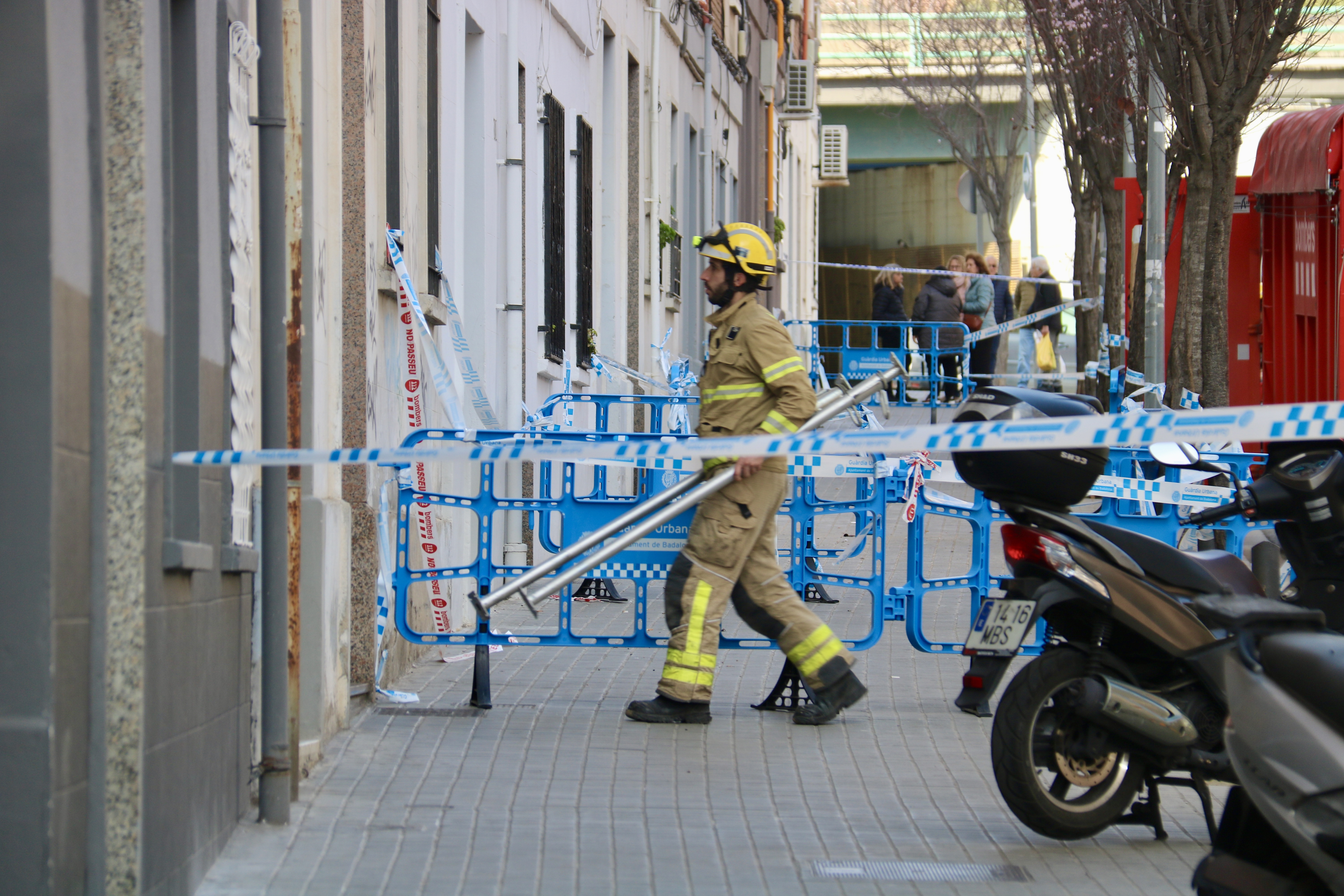 Tornen a casa els primers veïns desallotjats d’un dels blocs del carrer Canigó de Badalona
