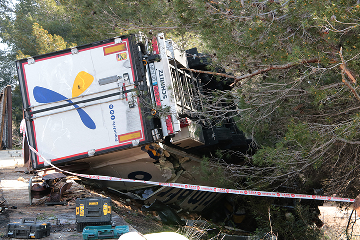 Un mort, un ferit crític, un de greu i dos menys greus en un accident amb dos camions implicats a l’AP-7 al Vendrell