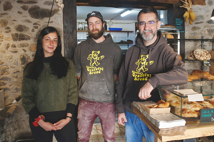 Una estada de dos mesos i allotjament a Beget per aprendre a treballar en un forn rural: “Volem ajudar a repoblar”