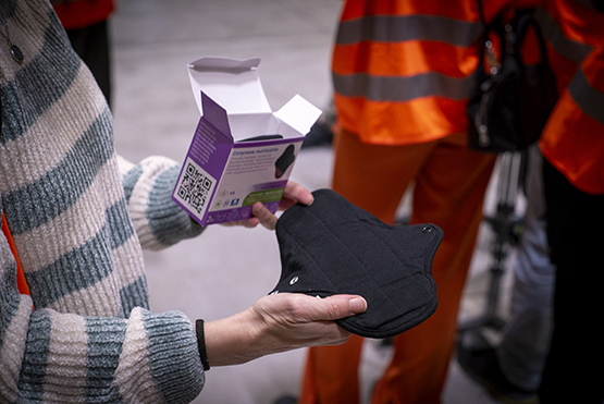Comença el repartiment gratuït de productes menstruals reutilitzables a les farmàcies catalanes