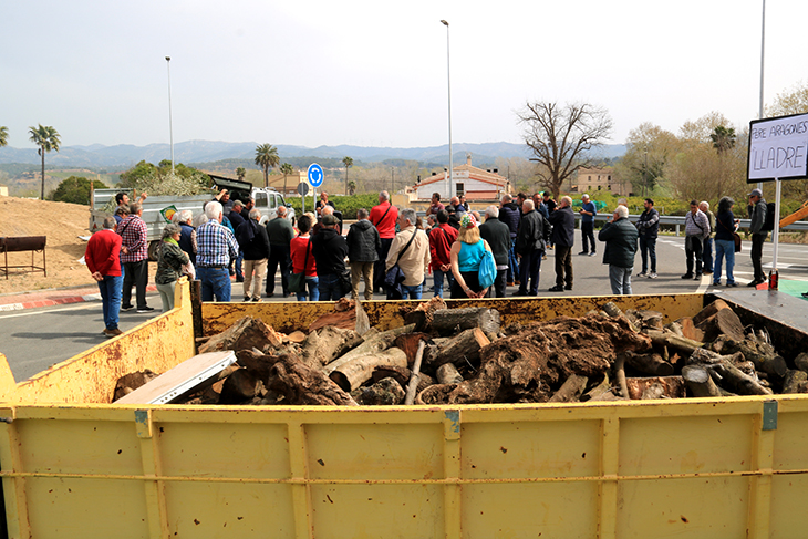 Els pagesos aixequen el tall de la C-12 a Tortosa a l’espera d’una reunió amb l’Agència Tributària de Catalunya