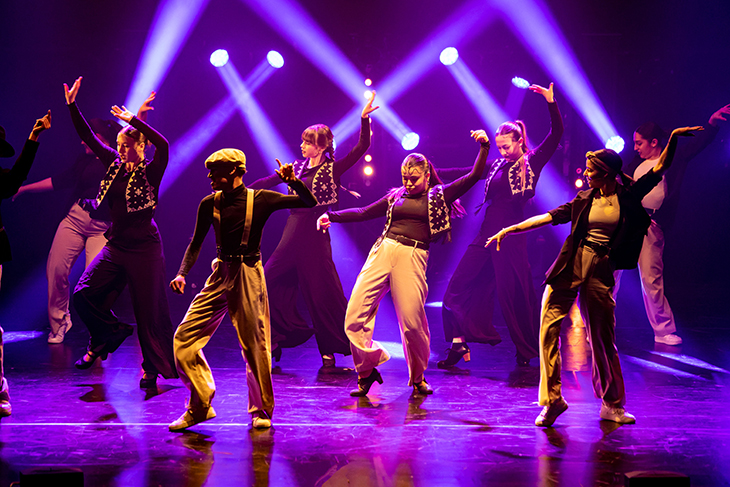 La dansa urbana i de fusió inunda els carrers i l’Espai Ter de Torroella en la tercera edició del festival SÓC