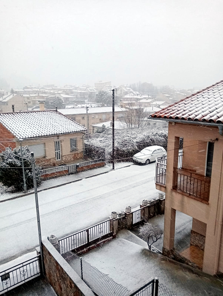 La neu cau per sobre dels 500 metres a l’interior de Catalunya i afecta una quinzena de carreteres