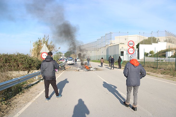 Funcionaris de presons tornen a tallar l’accés a Quatre Camins i a la presó de Dones