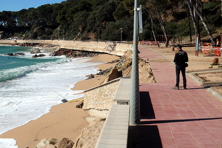 El temporal s’emporta part del passeig de Fenals i l’alcalde de Lloret reclama una actuació “urgent” abans de l’estiu
