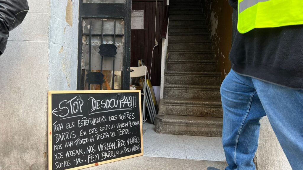 Denuncien amenaces, agressions i sabotatges per fer fora els veïns d’un bloc del carrer Magalhaes de Barcelona