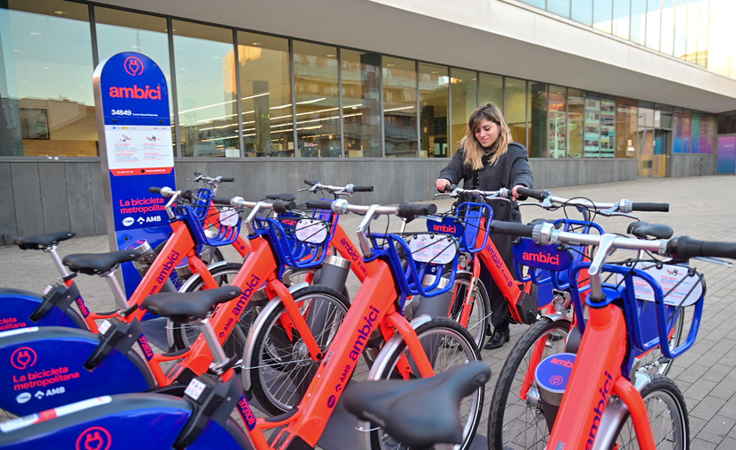 L’AMBici supera els 22.000 usuaris i els 1,8 milions de viatgers en el primer any en funcionament