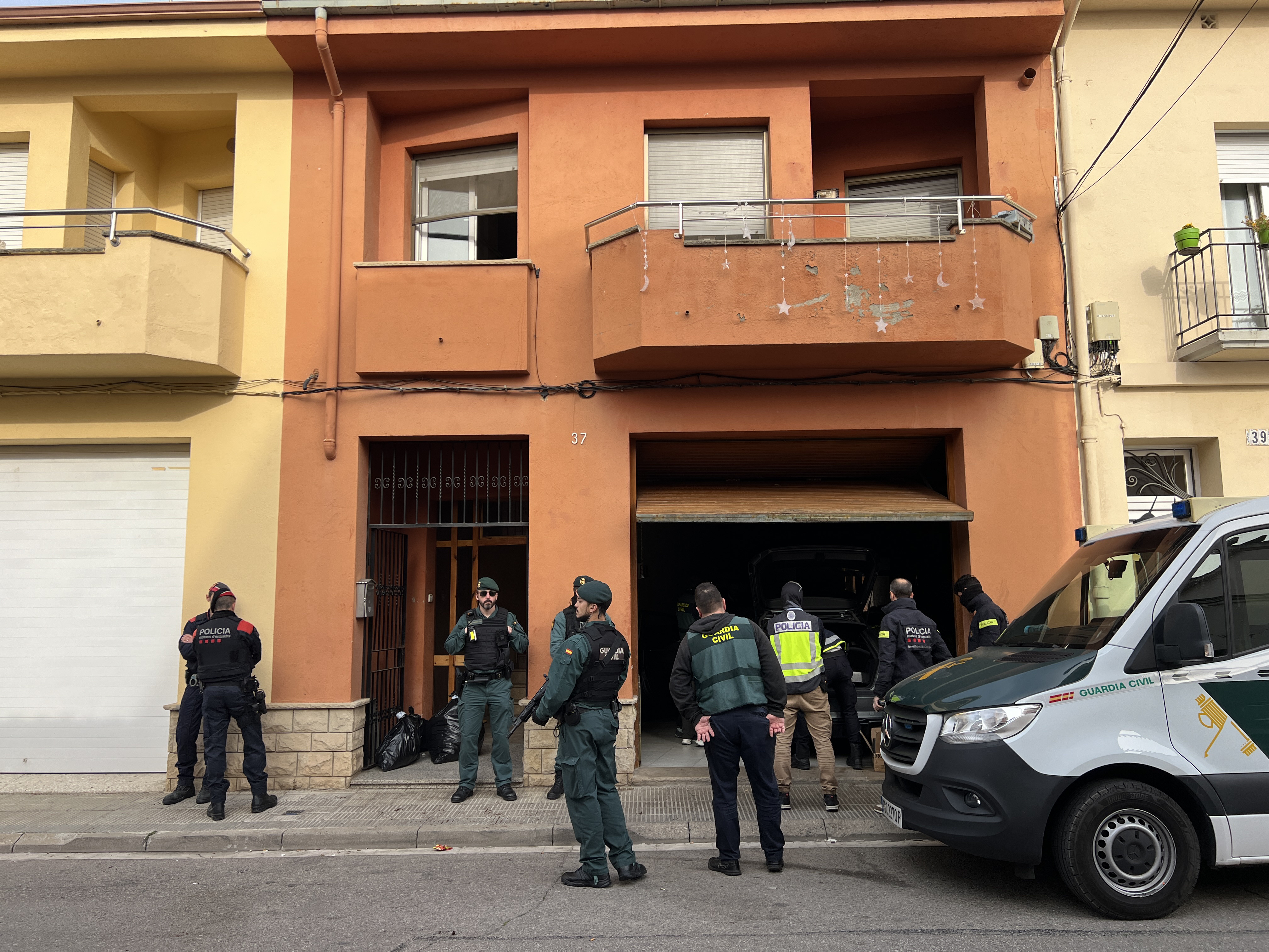 Dispositiu policial en marxa a Osona contra un grup investigat per més de 1.000 estafes bancàries a tot l’Estat