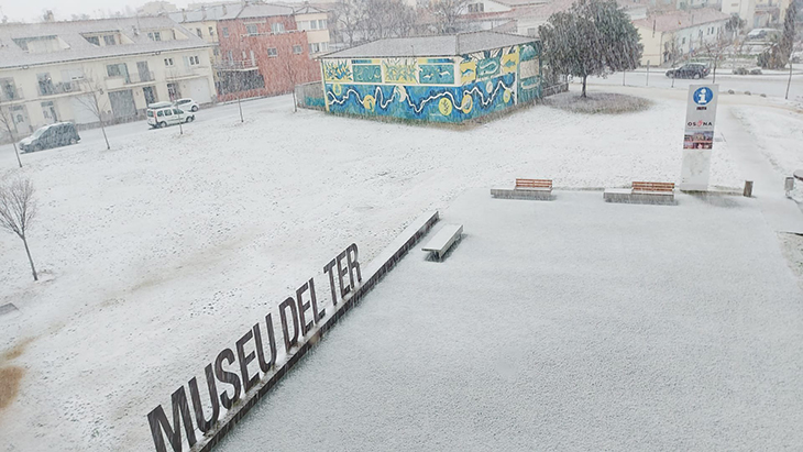 Una calamarsada emblanquina el nord d’Osona en punts com Torelló, Manlleu i Sant Pere de Torelló