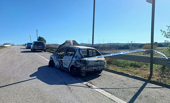 Un vehicle ha cremat completament aquesta matinada a l’avinguda Ronda de Mar de Vilafranca