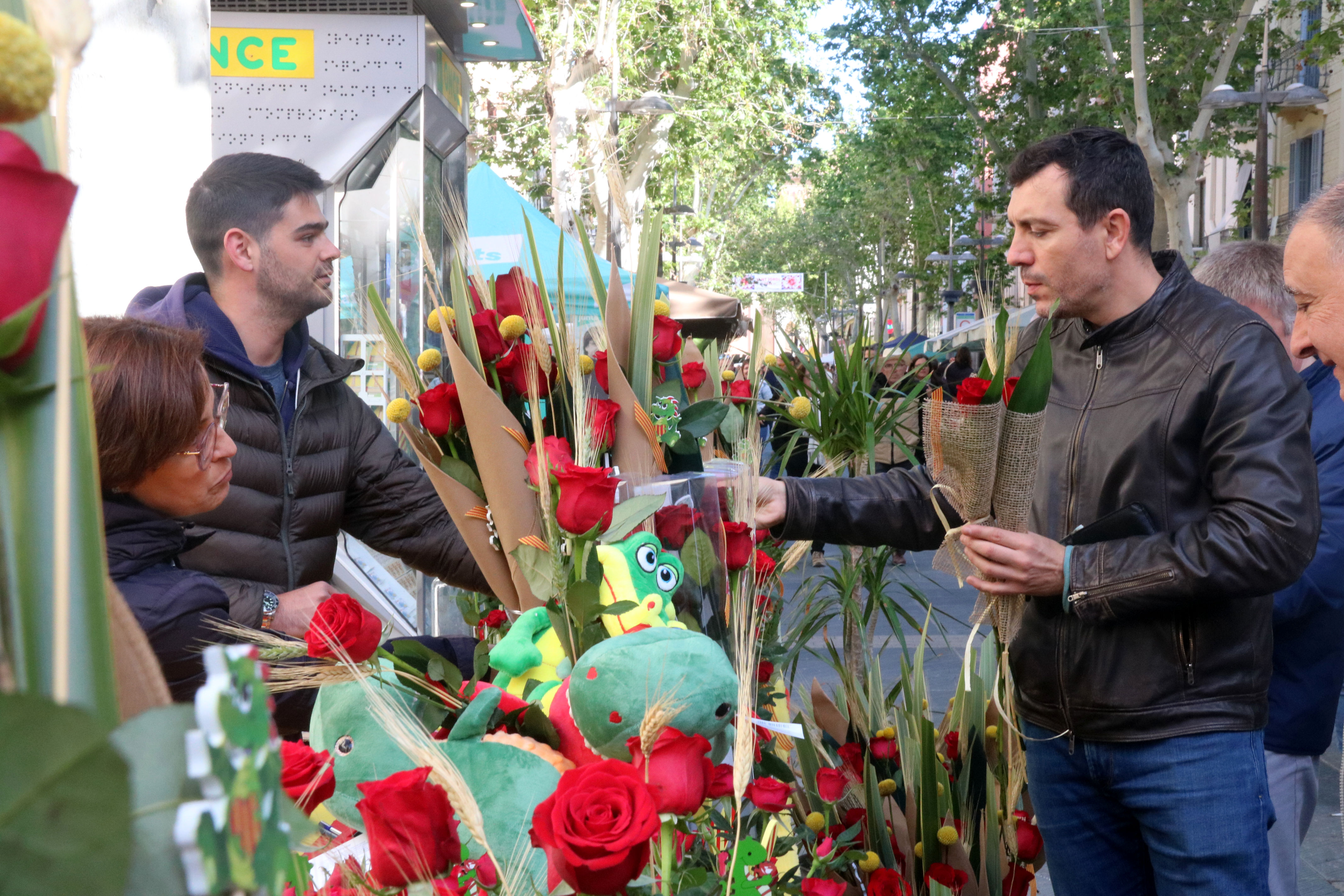 Floristes, llibreries i entitats omplen el centre de Vilanova en un Sant Jordi que recupera la versió “més tradicional”
