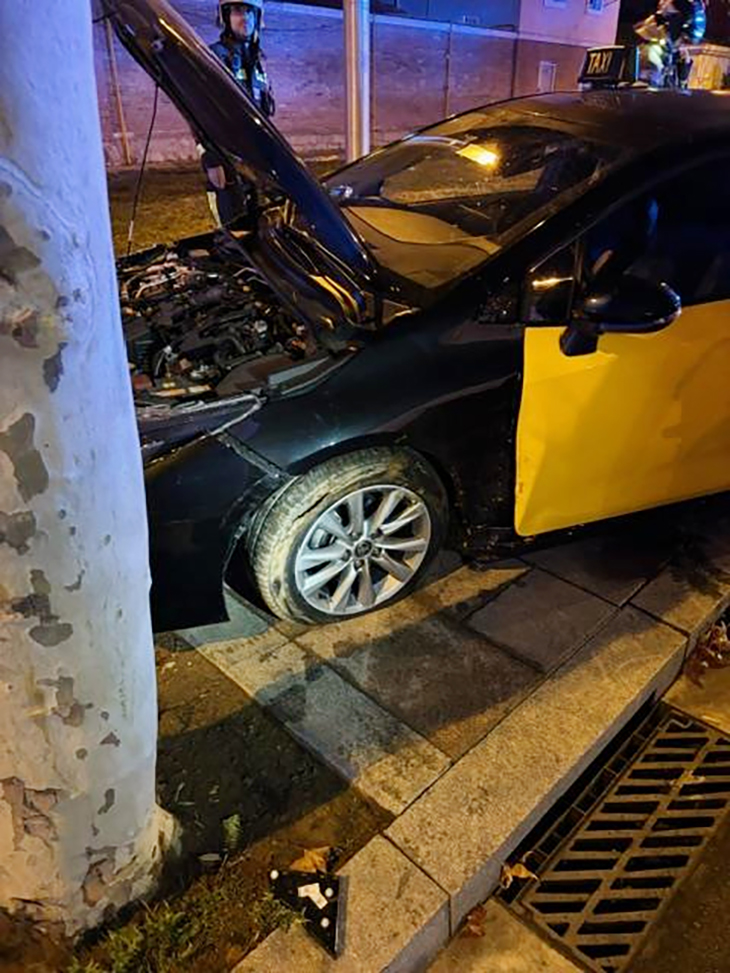 Detingut per atracar un taxista amb un ganivet, robar el vehicle i encastar-lo contra un arbre a Barcelona