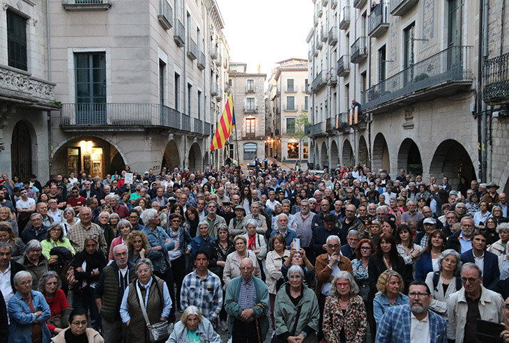 Unes 300 persones donen suport a Girona a l’activista Josep Campmajó: “Tots som terroristes”