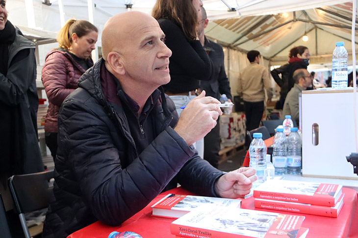 Xavi Coral, un dels autors més venuts per Sant Jordi, es mostra “impressionat” per la confiança que li ha fet el públic