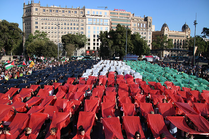 Milers de persones surten al carrer a Barcelona contra el “genocidi” a Palestina