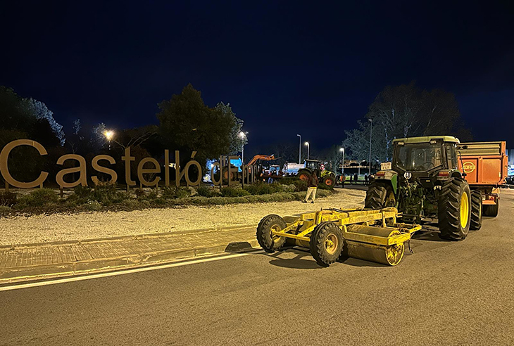 Uns 150 pagesos gironins tallen la C-260 a Castelló d’Empúries per la “gestió negligent” de l’aigua per part de l’ACA