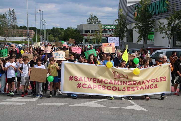 Unes 400 persones es mobilitzen a Banyoles per reclamar que no es tanqui l’escola Camins