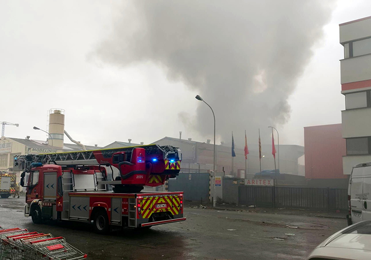 Extingit de matinada l’incendi en una nau del polígon Badalona Sud
