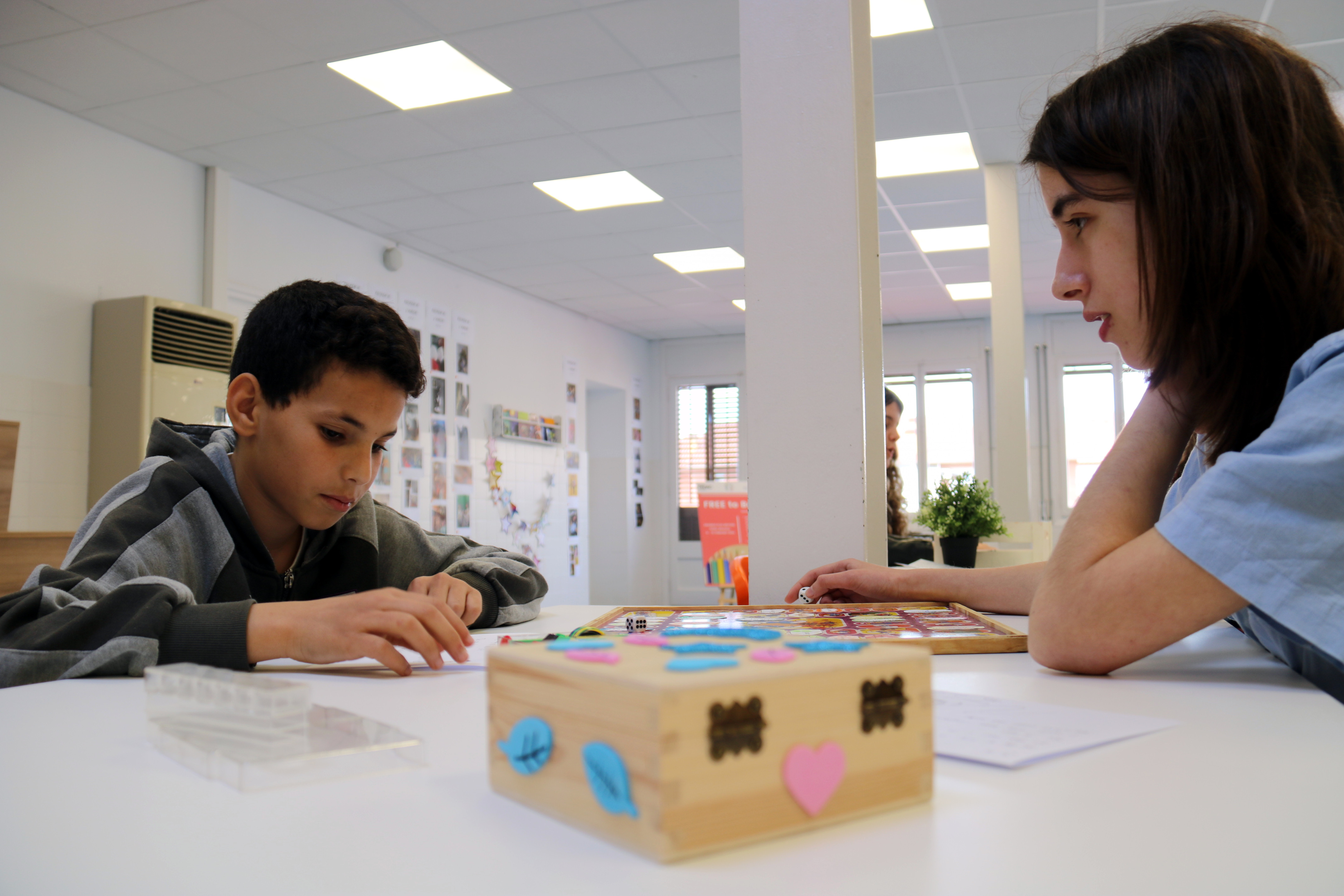 Aprendre català de la mà dels alumnes de Batxillerat, la iniciativa d’una escola de Manresa amb 27 nacionalitats