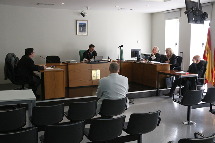 Una jove declara que un professor que havia tingut en un institut de Lleida va abusar d’ella i ell ho nega
