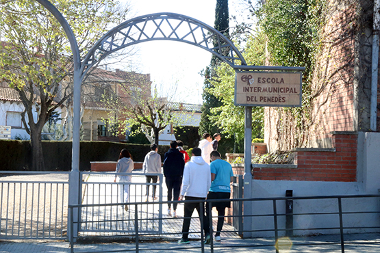 Demanen la dimissió del director d’un institut de Sant Sadurní d’Anoia per coaccions a la meitat del professorat