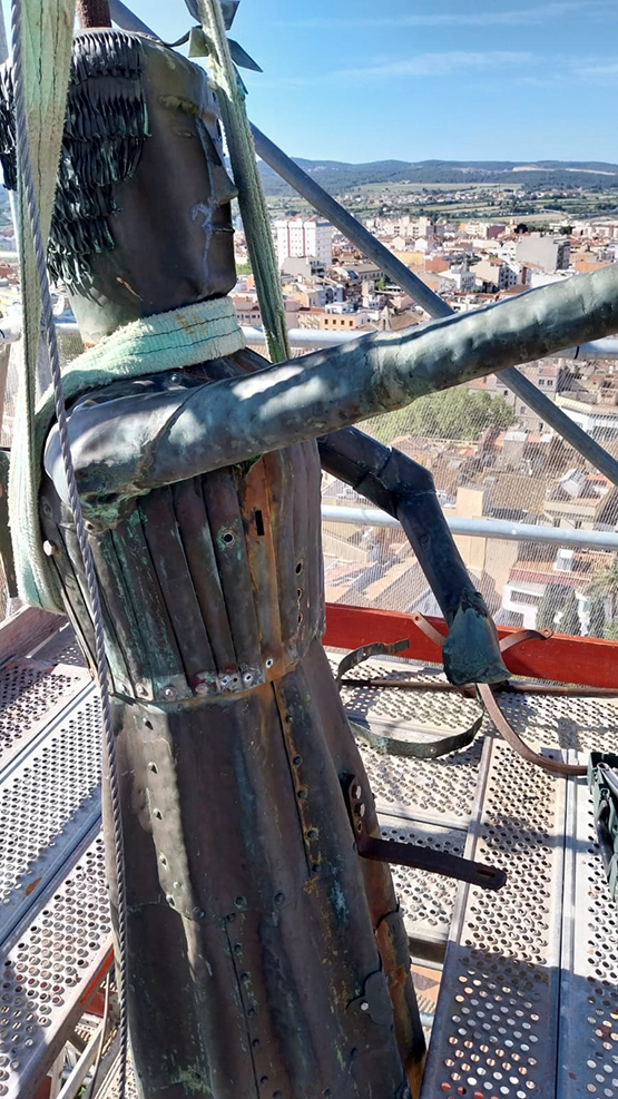 Es repara l’àngel del campanar de la basílica de Santa Maria