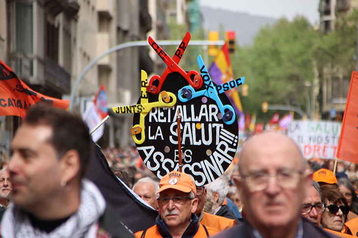 Unes 2.500 persones es manifesten a Barcelona per la sanitat pública i el dret a la salut per davant del “negoci”