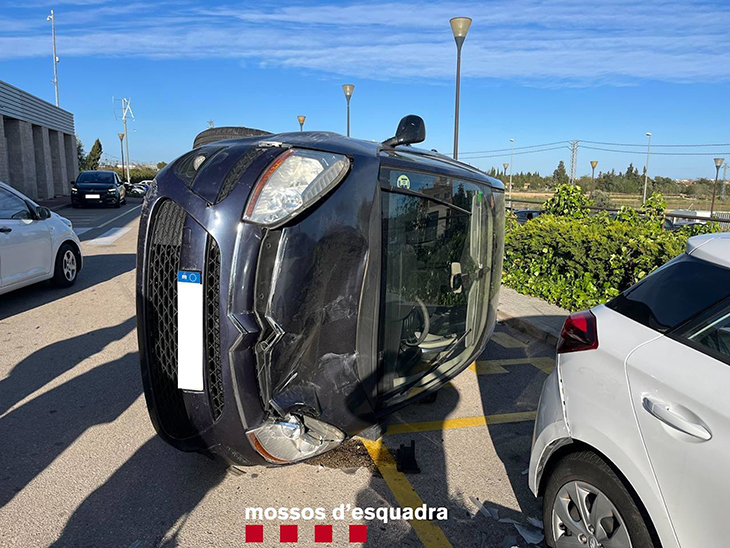 Denuncien penalment una conductora per quadruplicar la taxa d’alcohol permesa i causar un accident a l’Aldea