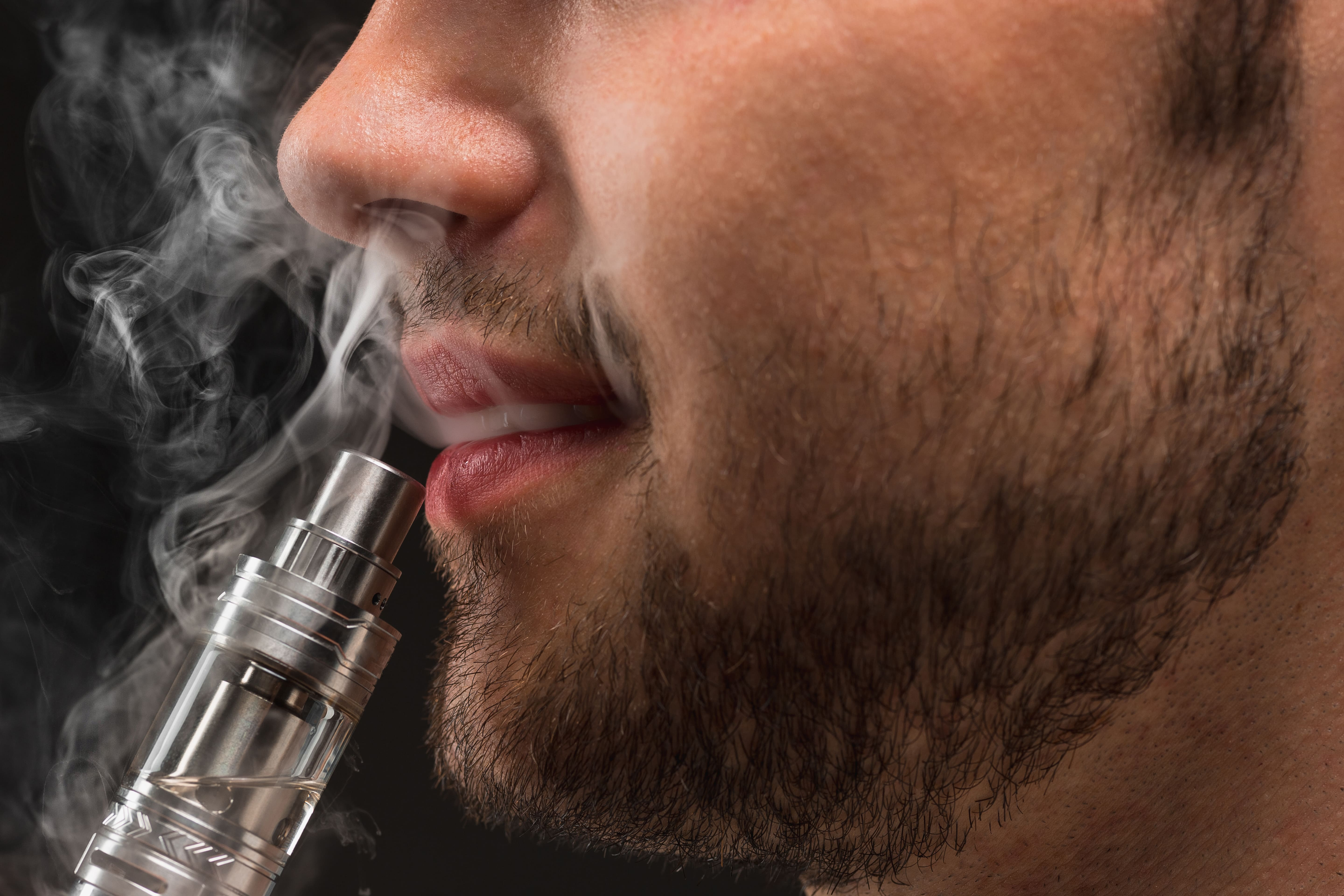 La popularitat dels cigarrets electrònics entre els més joves supera als convencionals: un 32% els ha usat, segons l’OMS