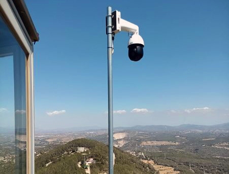 Instal·len càmeres de vigilància forestal a la torre de guaita del Puig de l’Àliga