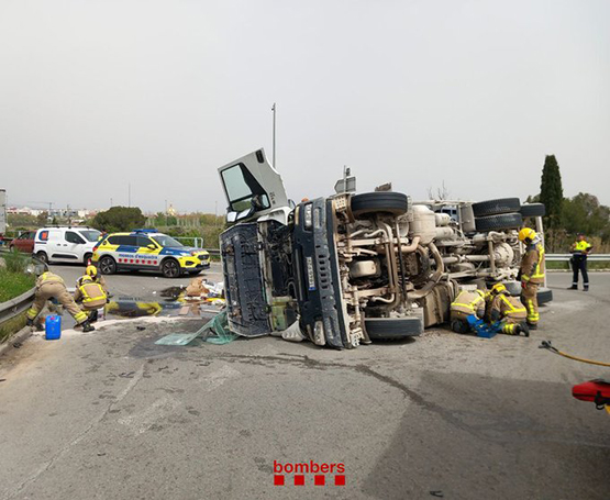 Un camió d’escombraries ha bolcat aquest migdia a la carretera C-15z a Vilafranca