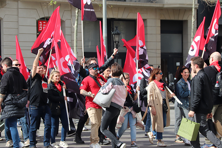 Més d’un centenar de persones es manifesten al Passeig de Gràcia contra la “digitalització despiadada” del comerç