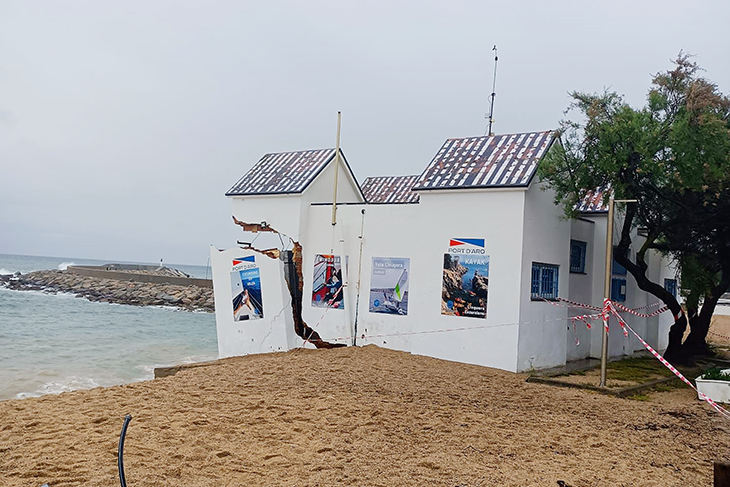 El temporal ensorra part de l’edifici que acull l’Escola de Vela de Platja d’Aro