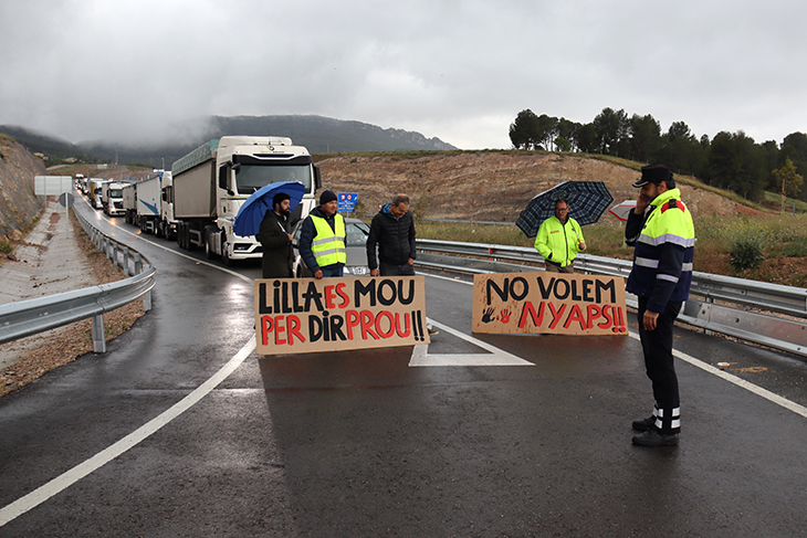 Els veïns de Lilla tornen a tallar els accessos a l’A-27 per exigir el pagament de les indemnitzacions per les esquerdes