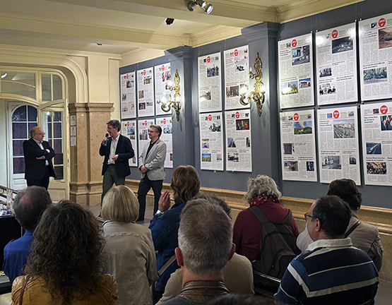 Un centenar de persones va assistir ahir a la inauguració de l’exposició d’El Cargol al Casal