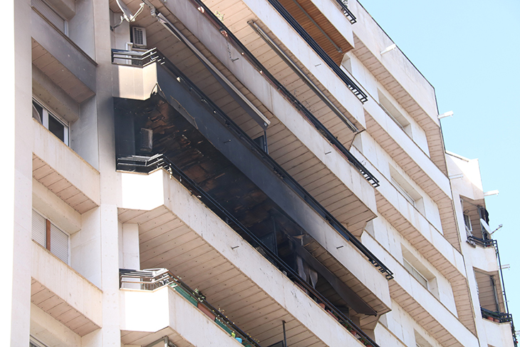 Apagat l’incendi que ha cremat un pis i n’ha afectat un altre d’un bloc de l’avinguda de Madrid de Lleida
