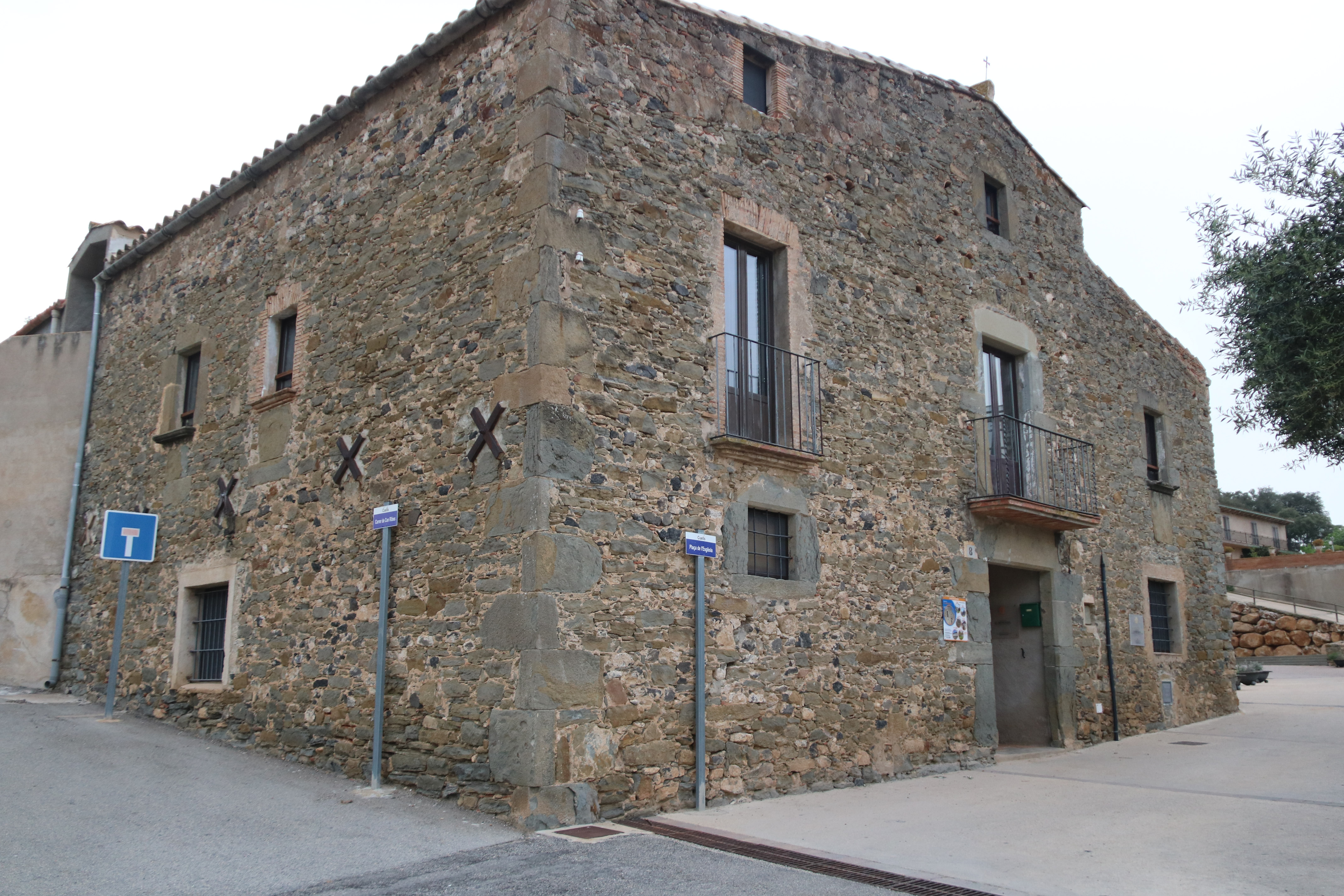 L’Ajuntament de Foixà i els veïns rebutgen que el Govern destini una casa de colònies a acollir menors no acompanyats