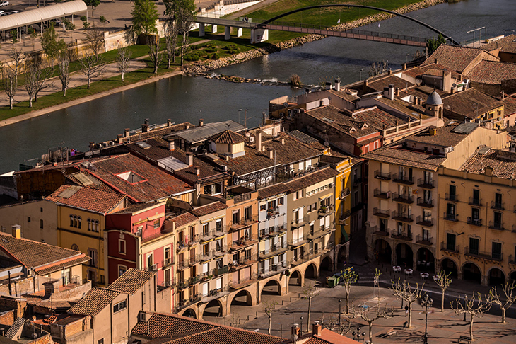 Veïns del centre històric de Balaguer avisen que la plaga de coloms encara continua i que han començat les postes d’ous
