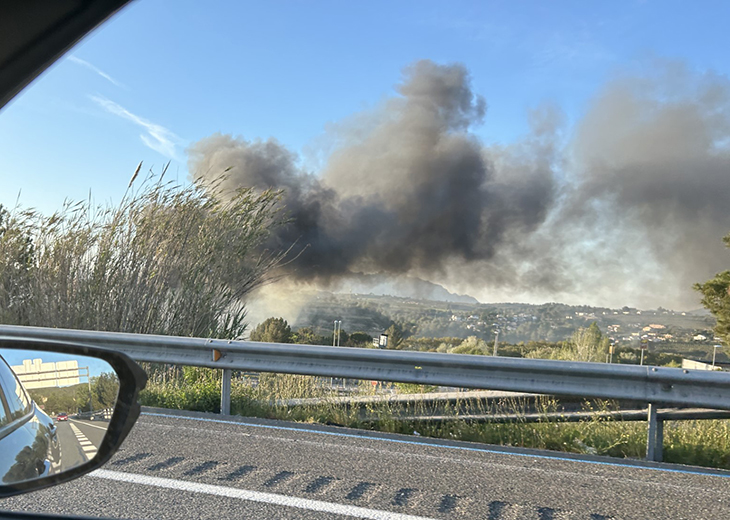 Interromput el pas de trens entre Sant Sadurní d’Anoia i Martorell per un incendi a Gelida