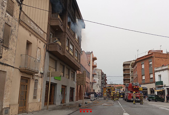 Un espectacular incendi va afectar ahir un tercer pis de la plaça Pau Casals de Sant Sadurní